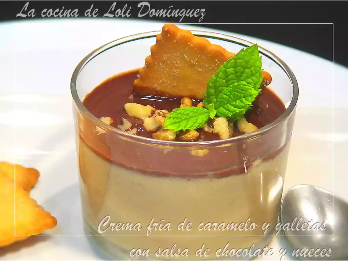 Crema fría de caramelo y galletas con salsa de chocolate y nueces