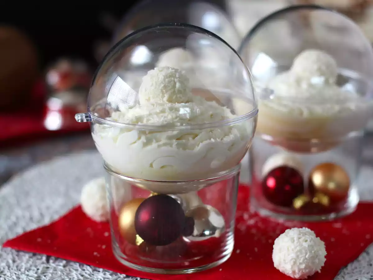 Crema Raffaello en vasitos, un postre mágico, sin hornear, servido en una bola de Navidad
