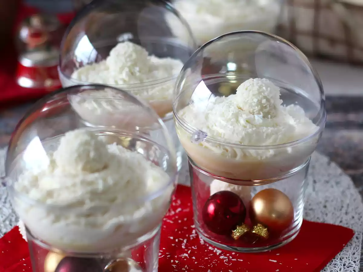 Crema Raffaello en vasitos, un postre mágico, sin hornear, servido en una bola de Navidad - foto 3