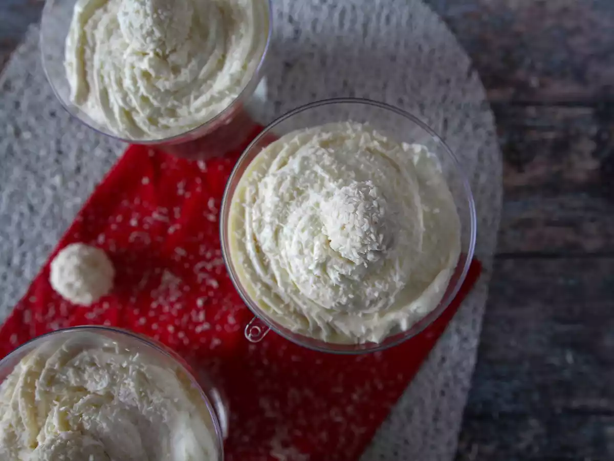 Crema Raffaello en vasitos, un postre mágico, sin hornear, servido en una bola de Navidad - foto 4