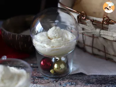 Crema Raffaello en vasitos, un postre mágico, sin hornear, servido en una bola de Navidad, foto 6