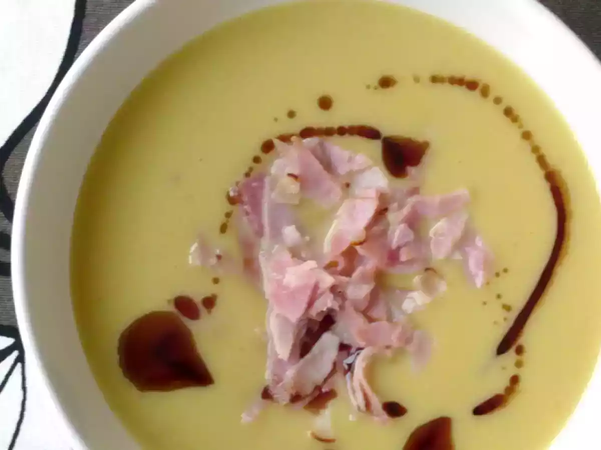 Crema templada de puerros con almendras