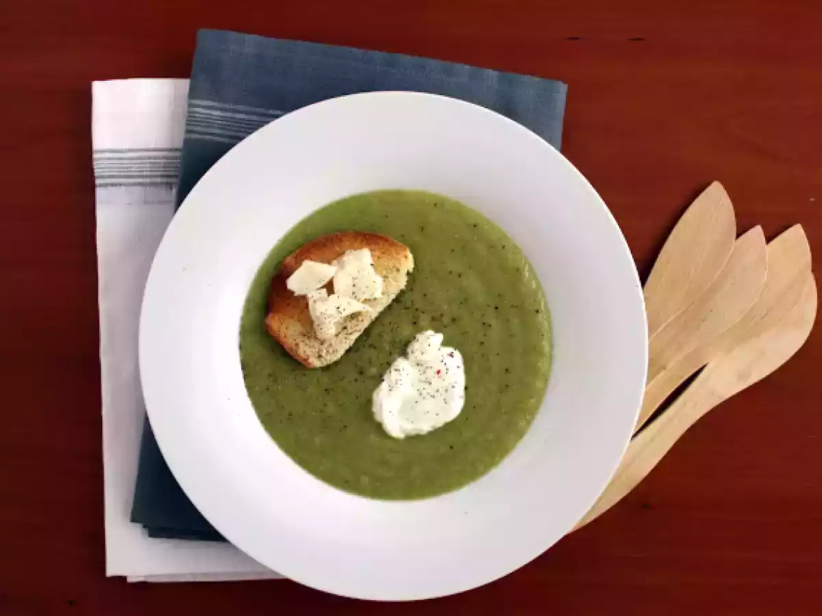 Crema verde con croutons de queso de cabra