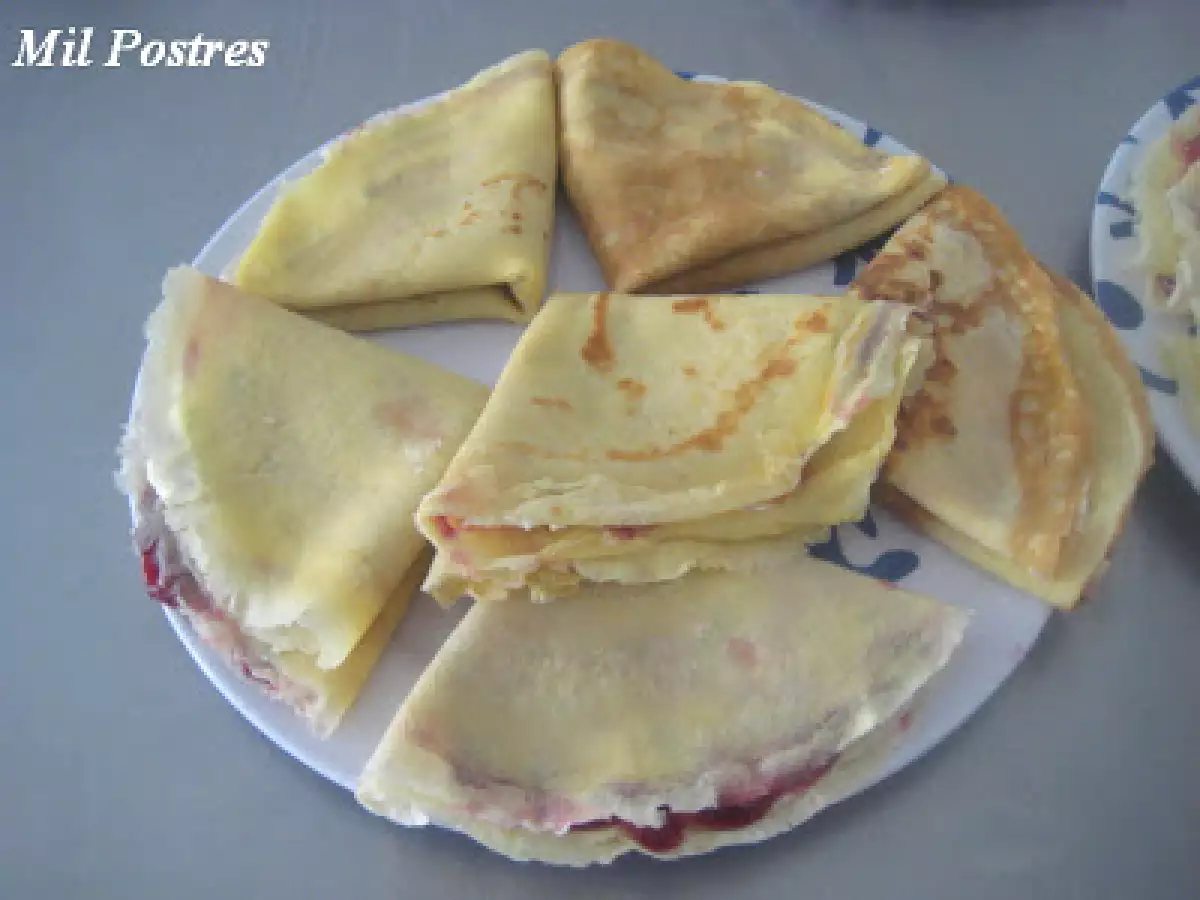 Crepes con queso fresco y mermelada de cerezas