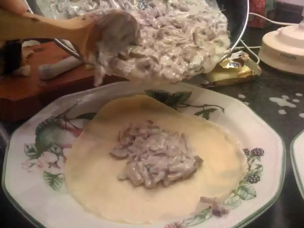 Crepes de Anchoas y champiñones con salsa roquefort - foto 2