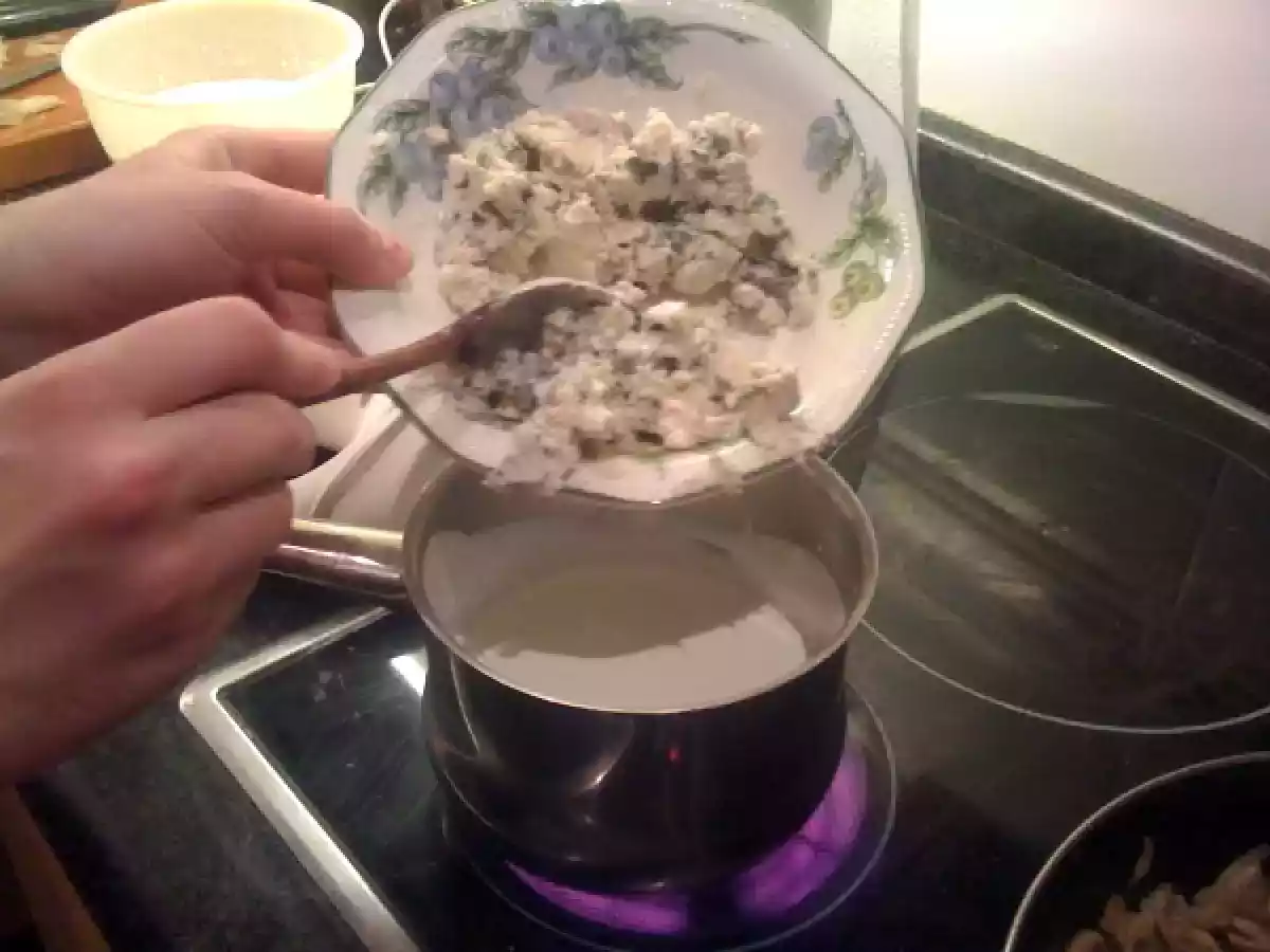 Crepes de Anchoas y champiñones con salsa roquefort - foto 4