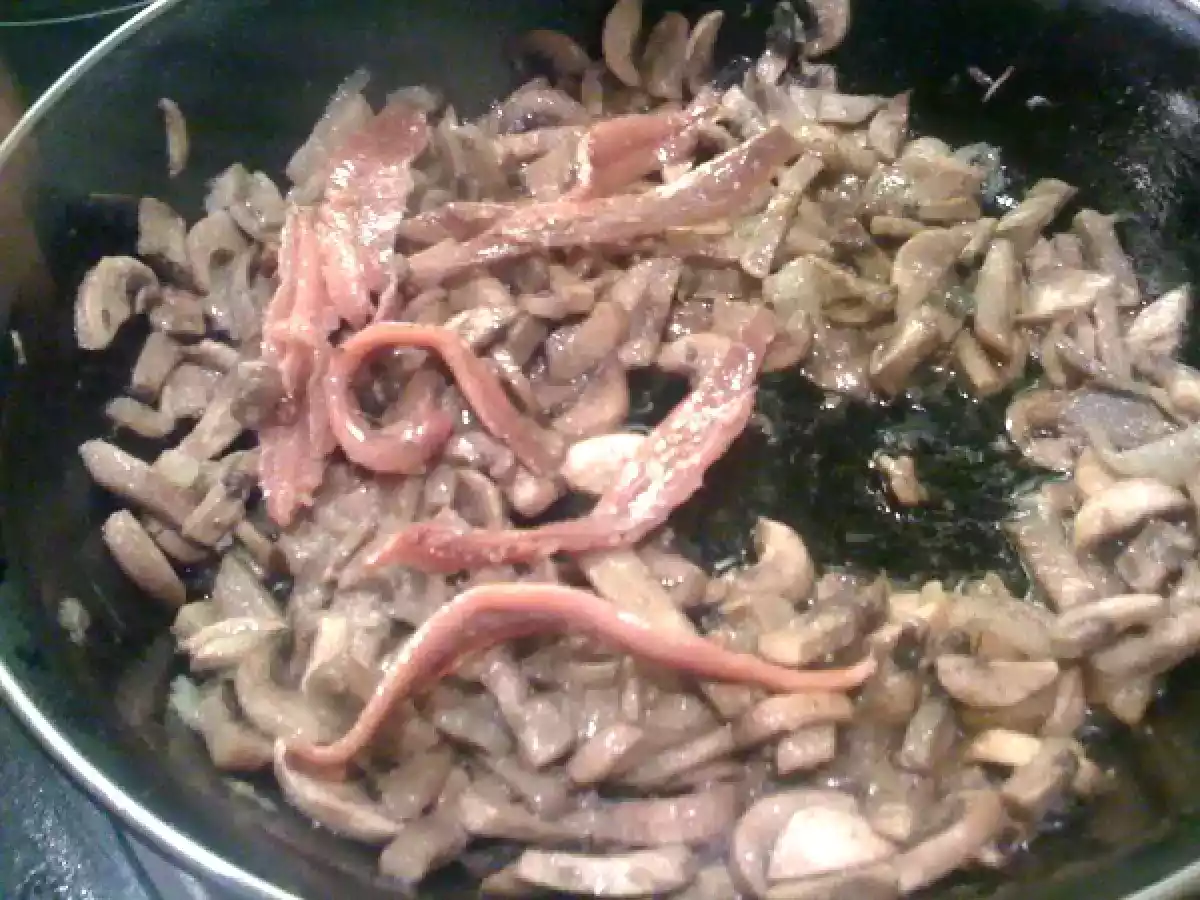 Crepes de Anchoas y champiñones con salsa roquefort - foto 5