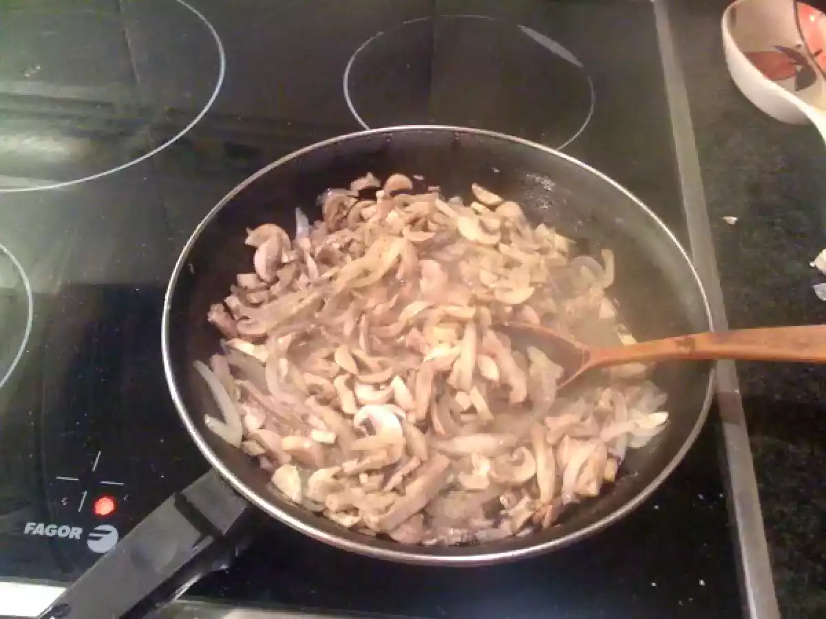 Crepes de Anchoas y champiñones con salsa roquefort - foto 6