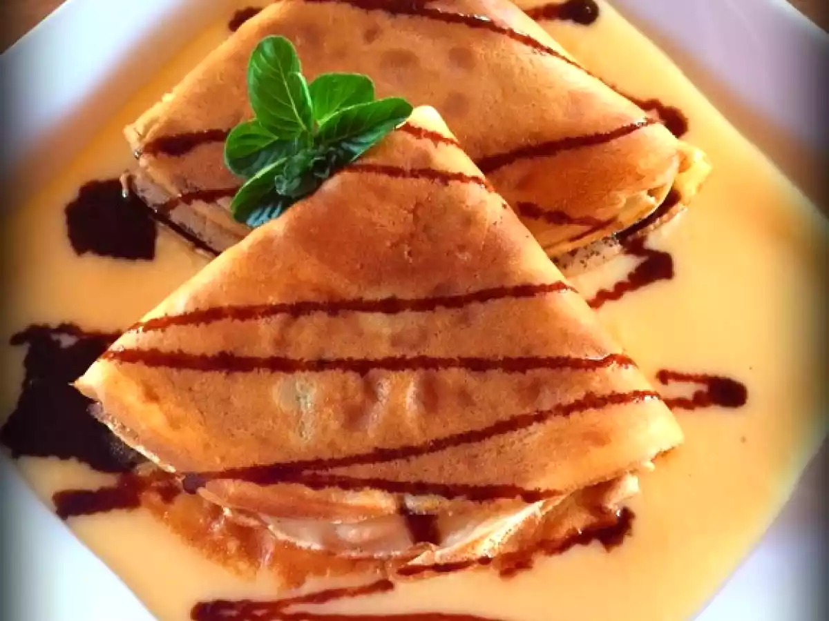 Crepes de chocolate sobre crema inglesa