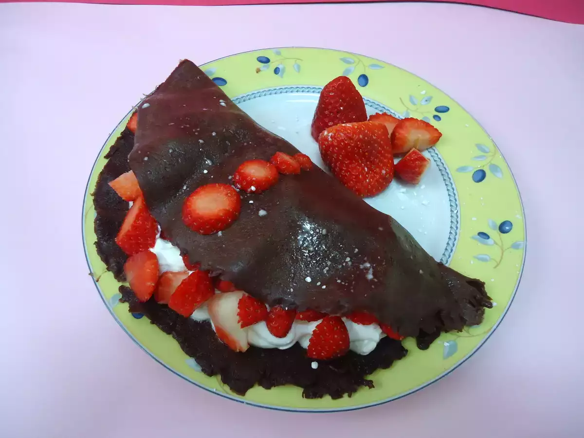 Crepes de chocolate y fresas con nata - foto 2