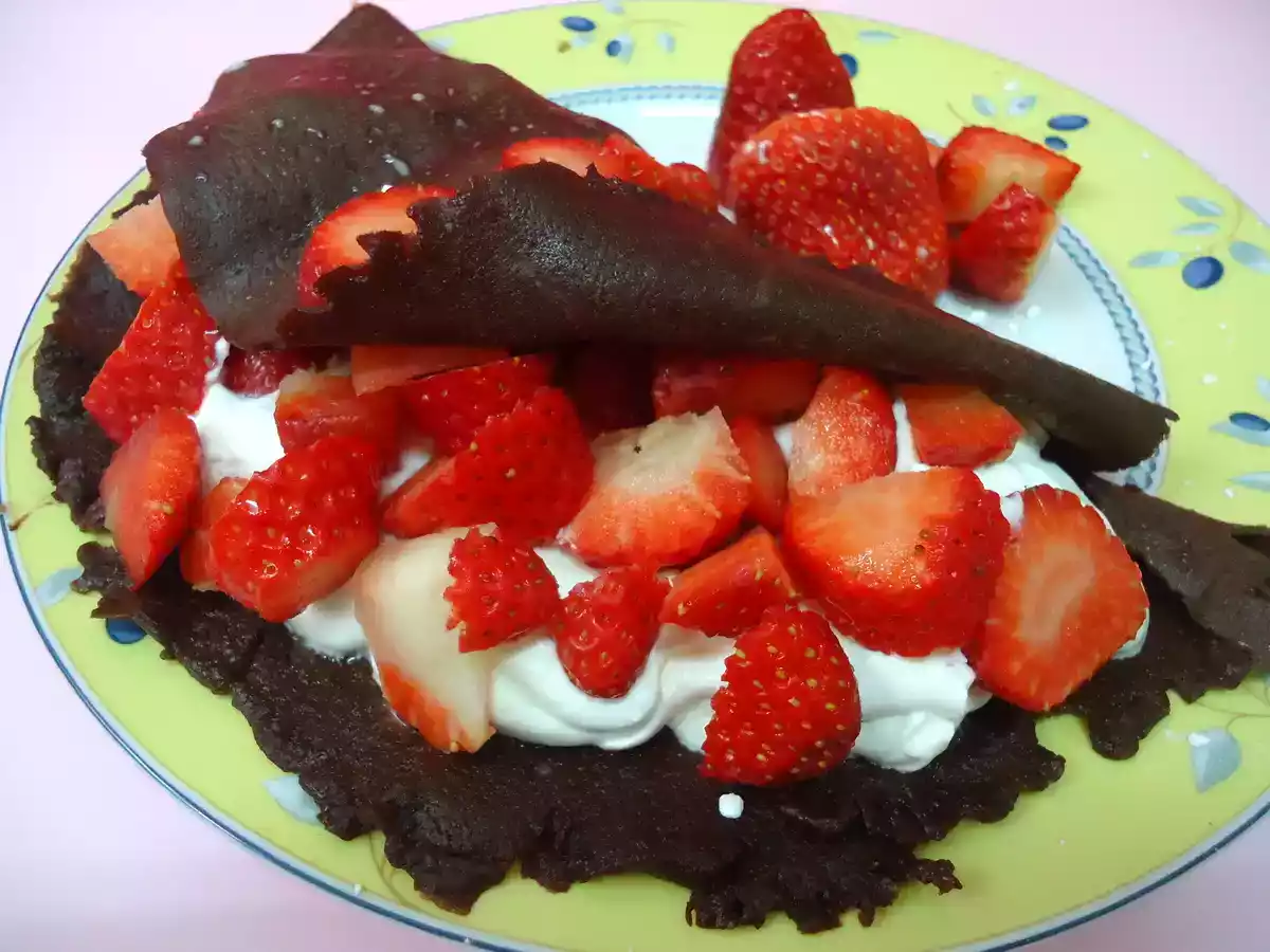 Crepes de chocolate y fresas con nata