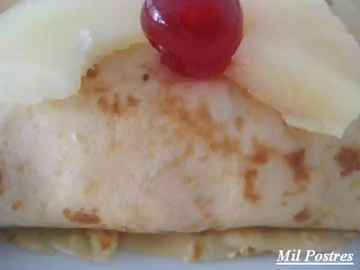 Crepes de crema y frutas con coulis de frutas rojas