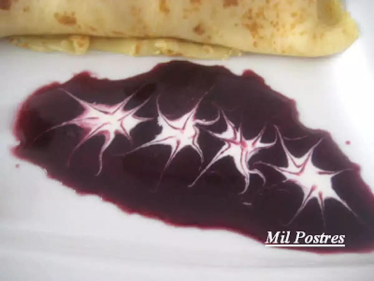 Crepes de crema y frutas con coulis de frutas rojas - foto 2