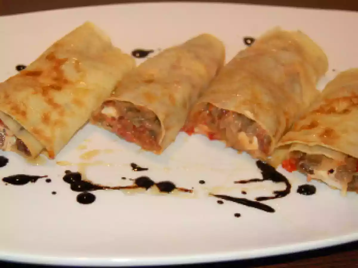 Crêpes de escalivada con queso de cabra, anchoas y miel