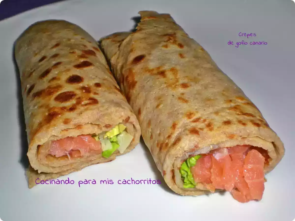 Crepes de gofio canario rellenas de salmón
