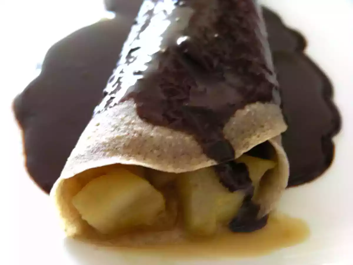 Crepes de harina de trigo sarraceno, alforfón, con pera y chocolate negro