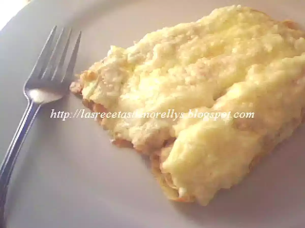 Crêpes de Pollo con Salsa Bechamel y Queso Parmesano