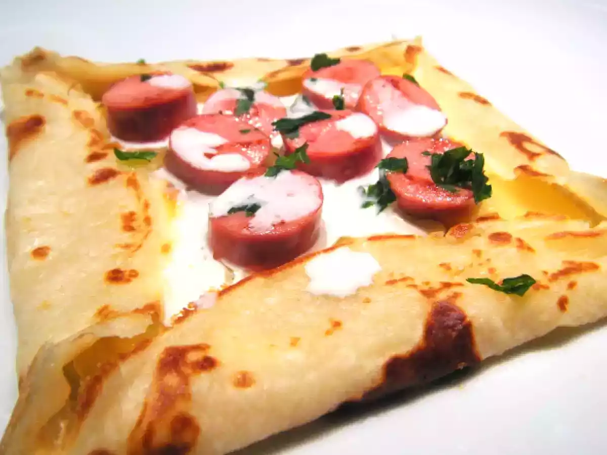 Crepes de salchichas con mostaza y queso
