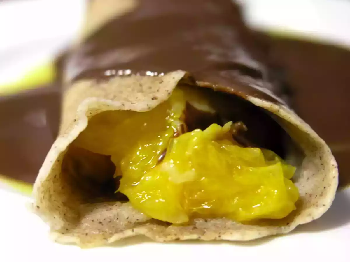 Crepes de trigo sarraceno, con naranja, chocolate y Marsala