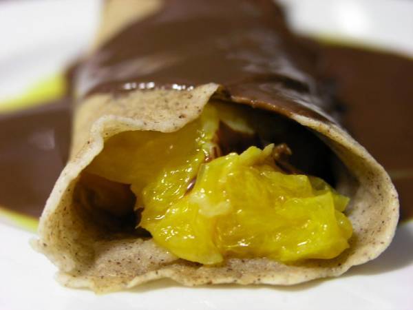 Crepes de trigo sarraceno, con naranja, chocolate y Marsala