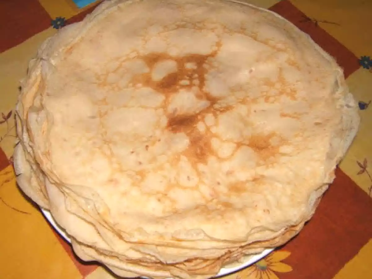 Crêpes (panqueques) finos como en Bretagne y los utensilios para realizarlos