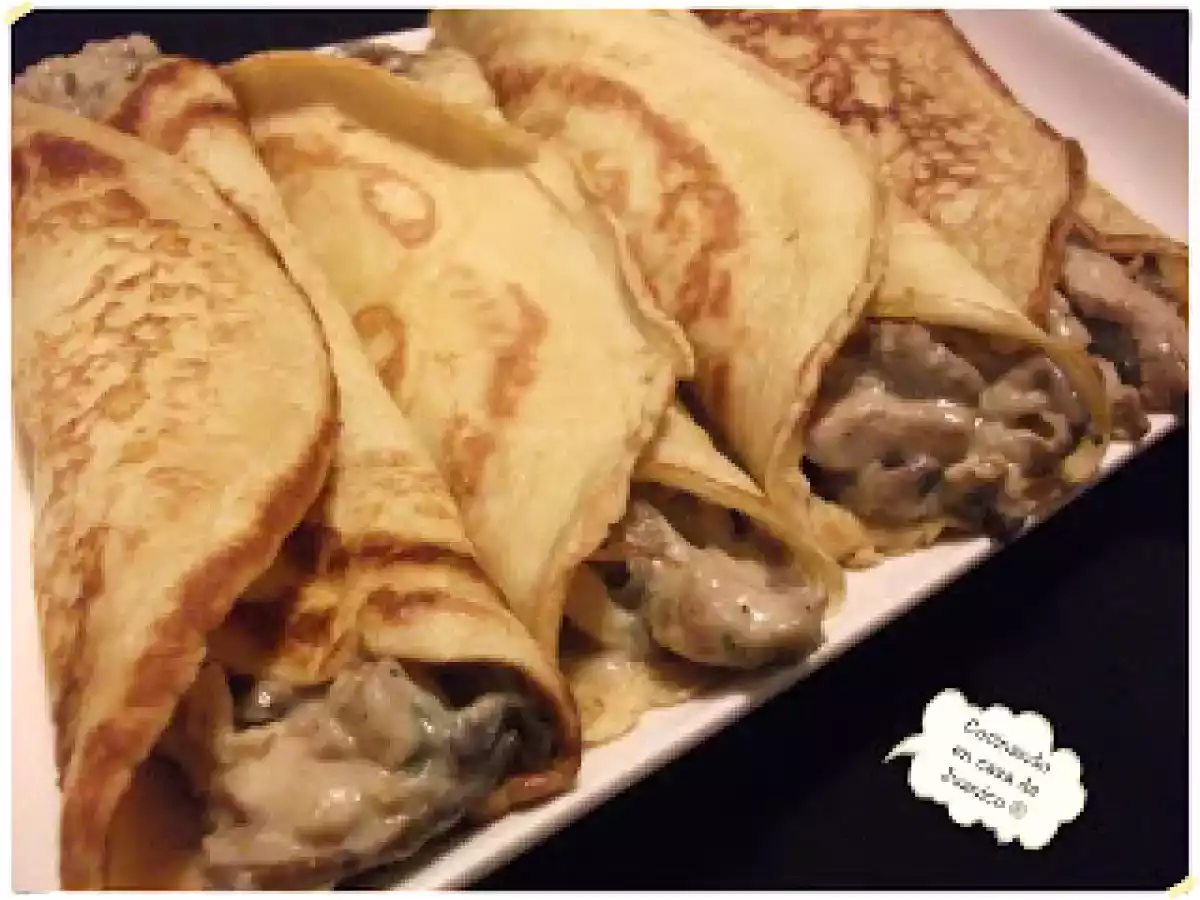 Crepes rellenos de salteado de setas, cerdo y bechamel