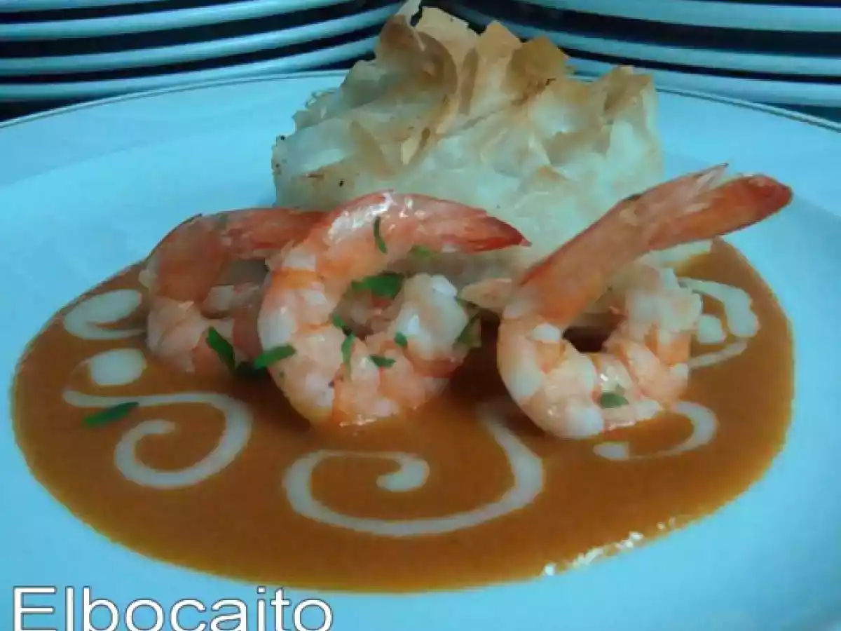 Creps de pasta filo con relleno de merluza en salsa americana y langostinos