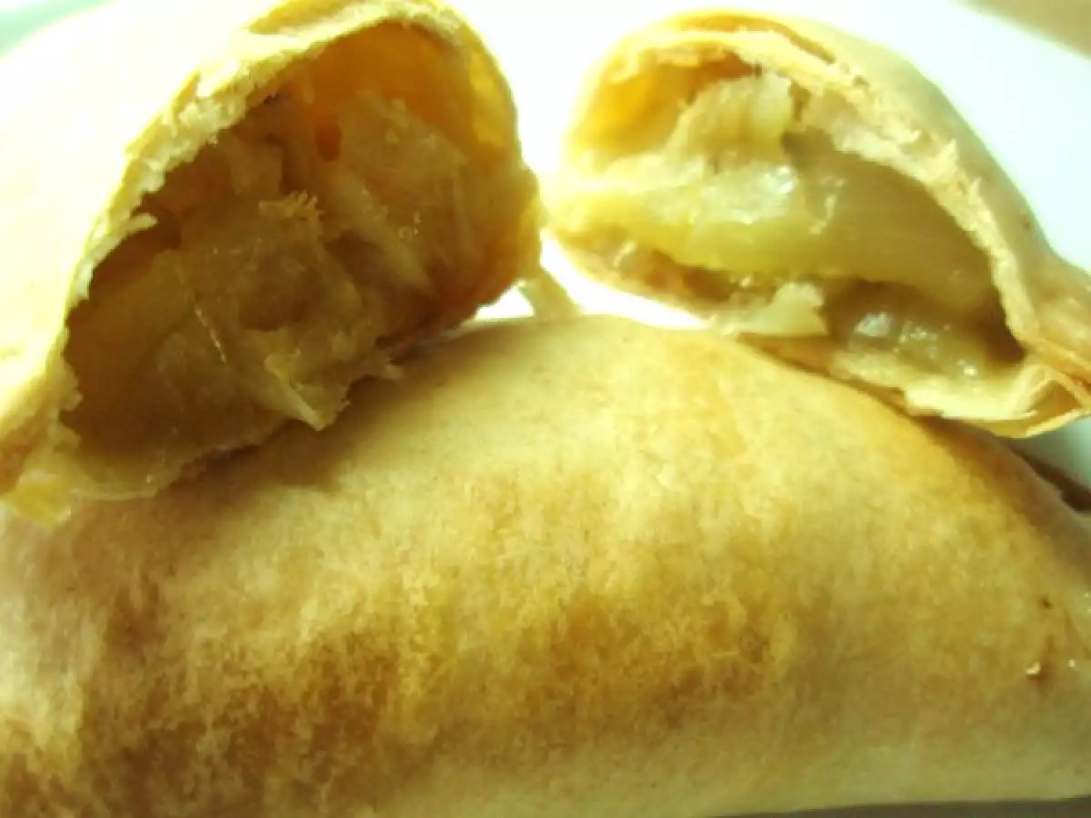 Crestes de ceba i formatge / Empanadillas de cebolla y queso