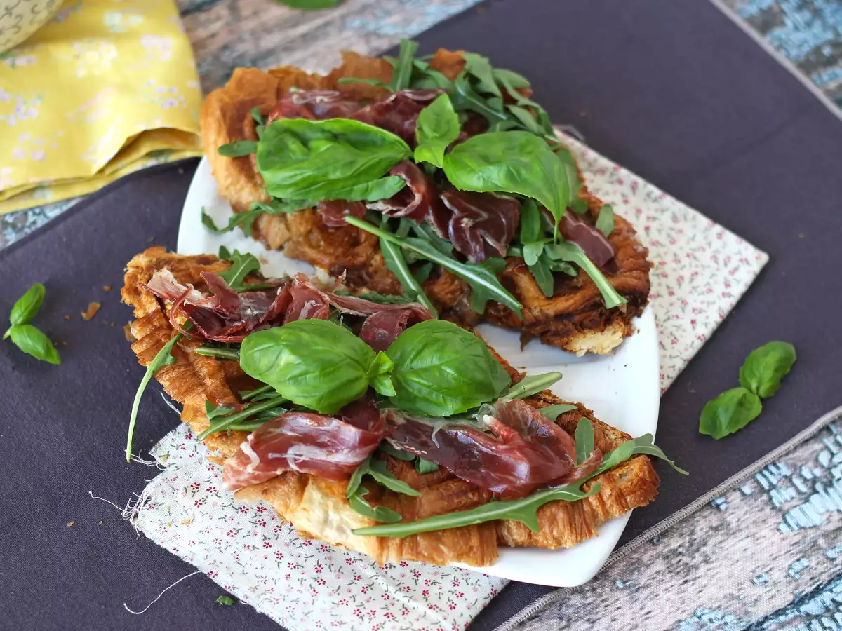 Croffle, el croissant estilo gofre con mermelada de higo, queso de cabra y jamón ibérico - foto 3