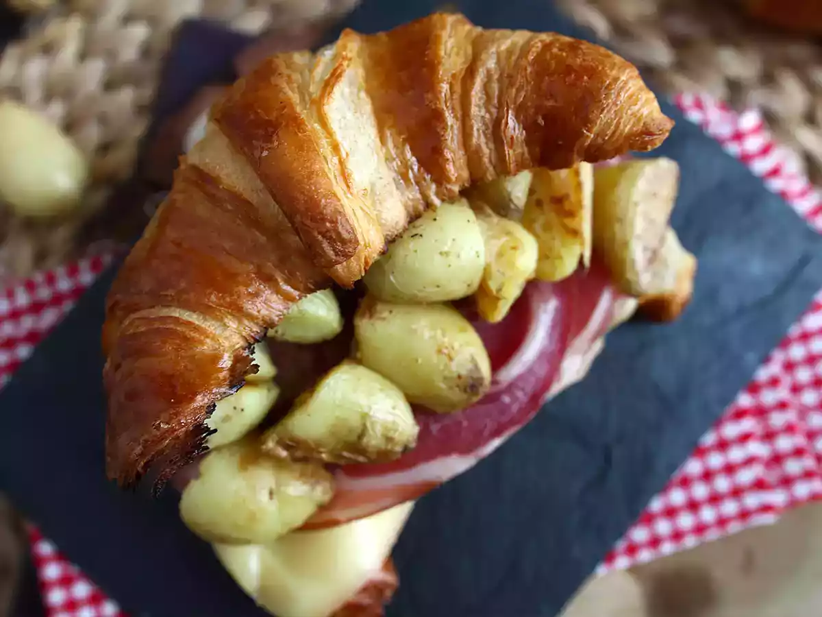 Croissant con queso raclette y patata para un brunch gourmet - foto 4