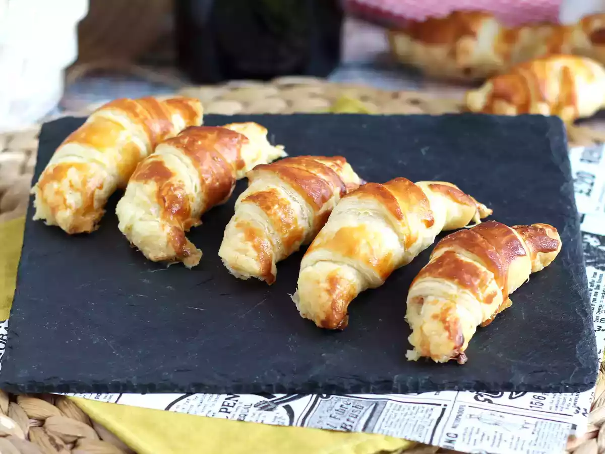 Croissants de hojaldre rellenos de bechamel, jamón cocido y queso - foto 2