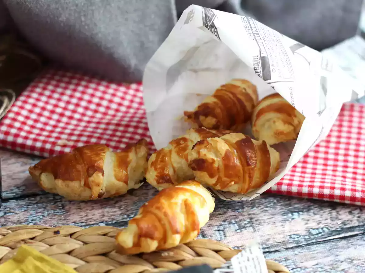 Croissants de hojaldre rellenos de bechamel, jamón cocido y queso - foto 3