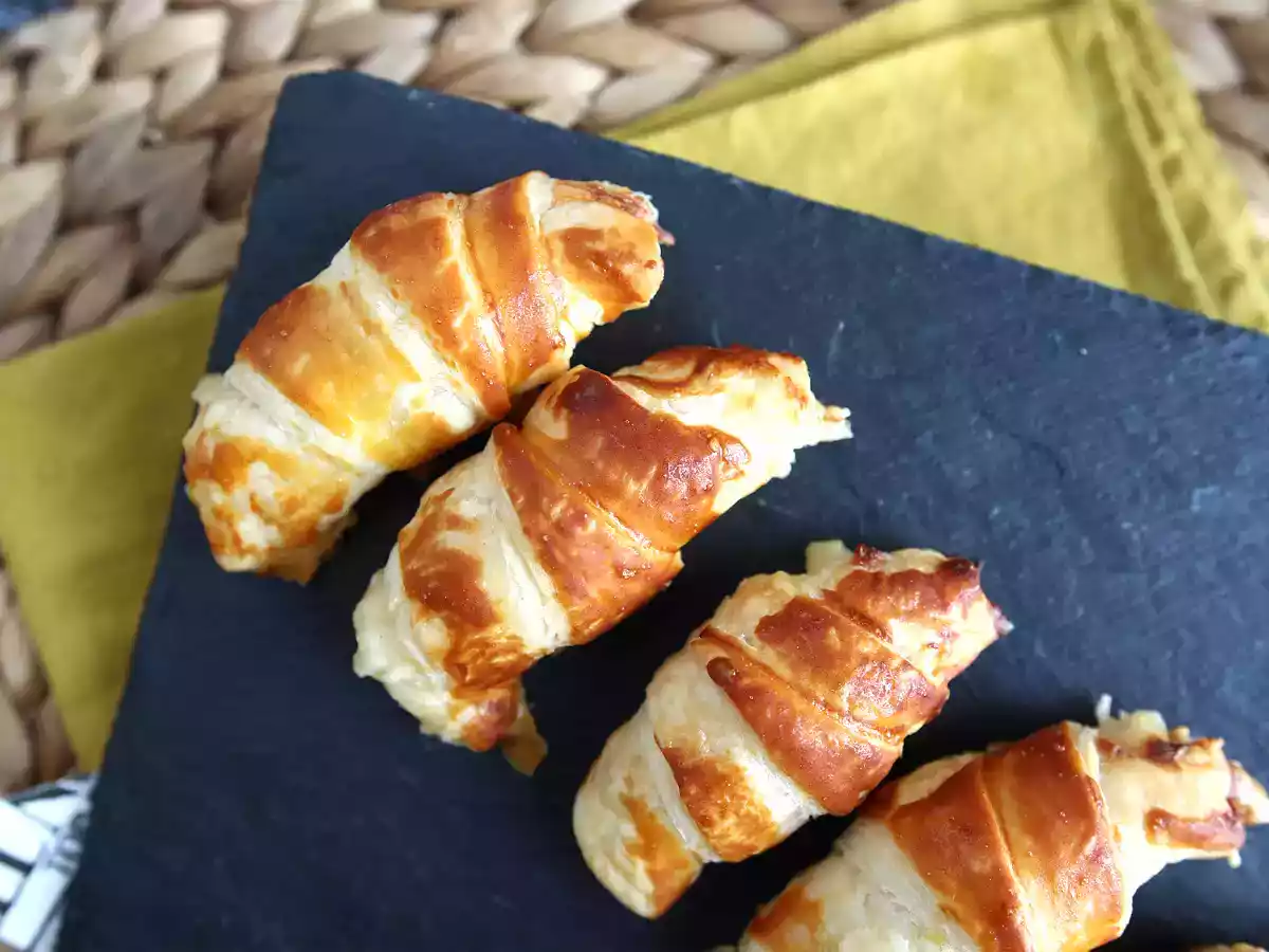 Croissants de hojaldre rellenos de bechamel, jamón cocido y queso - foto 4
