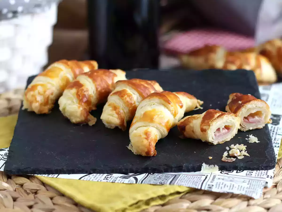 Croissants de hojaldre rellenos de bechamel, jamón cocido y queso - foto 5