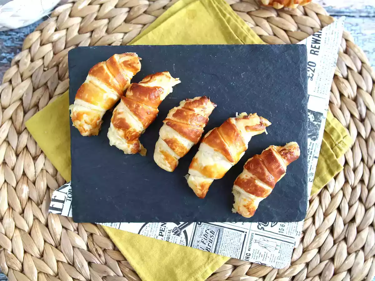 Croissants de hojaldre rellenos de bechamel, jamón cocido y queso - foto 6