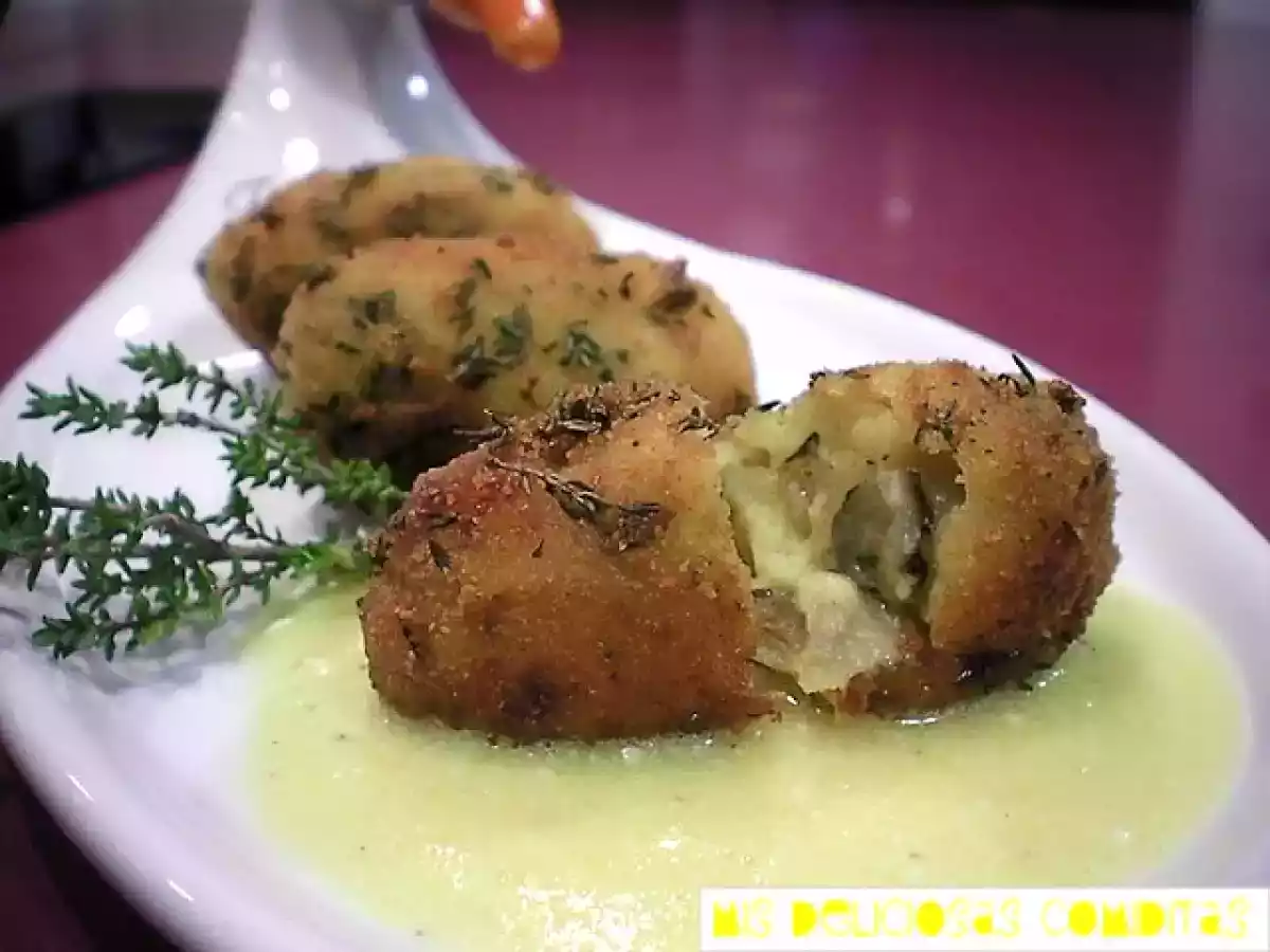 Croquetas de boletus y foie al aroma de cúrcuma y rebozado de tomillo con salsa de piña