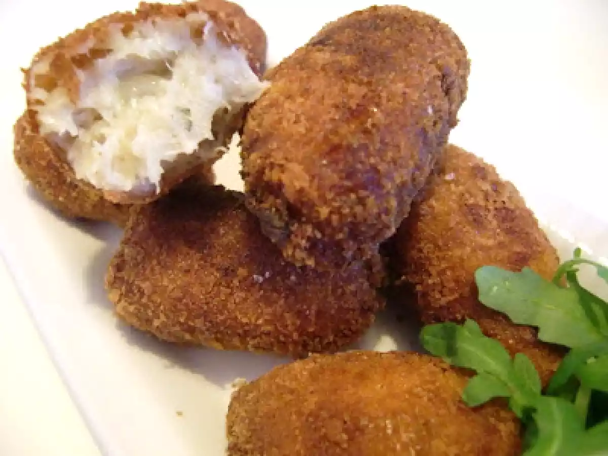 Croquetas de pollo, hierbabuena y caldo casero