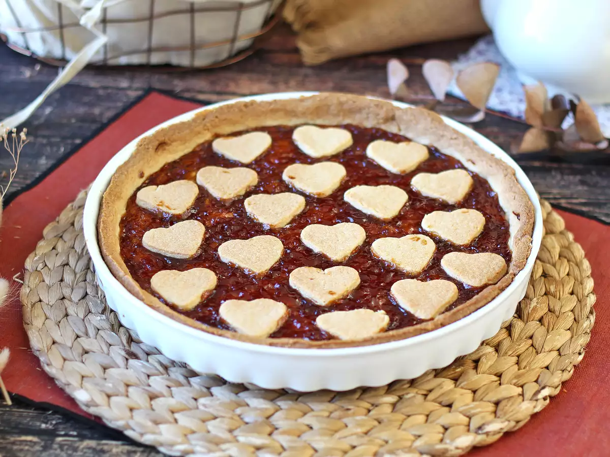 Crostata italiana de mermelada de fresa, con corazones de masa: el postre perfecto para San Vale