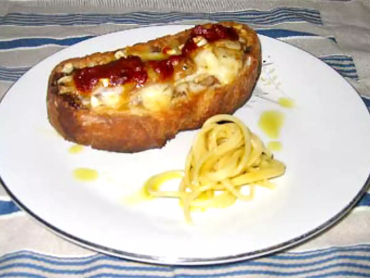 Crostini de anchoas al vinagre de Módena y salsa de pimientos choriceros
