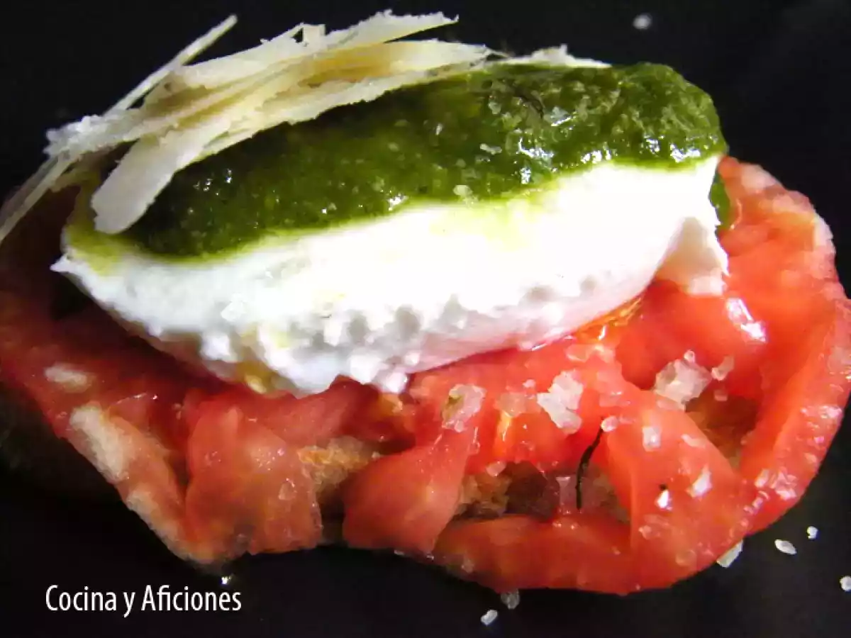 Crostini de mozzarella, tomate y pesto, receta