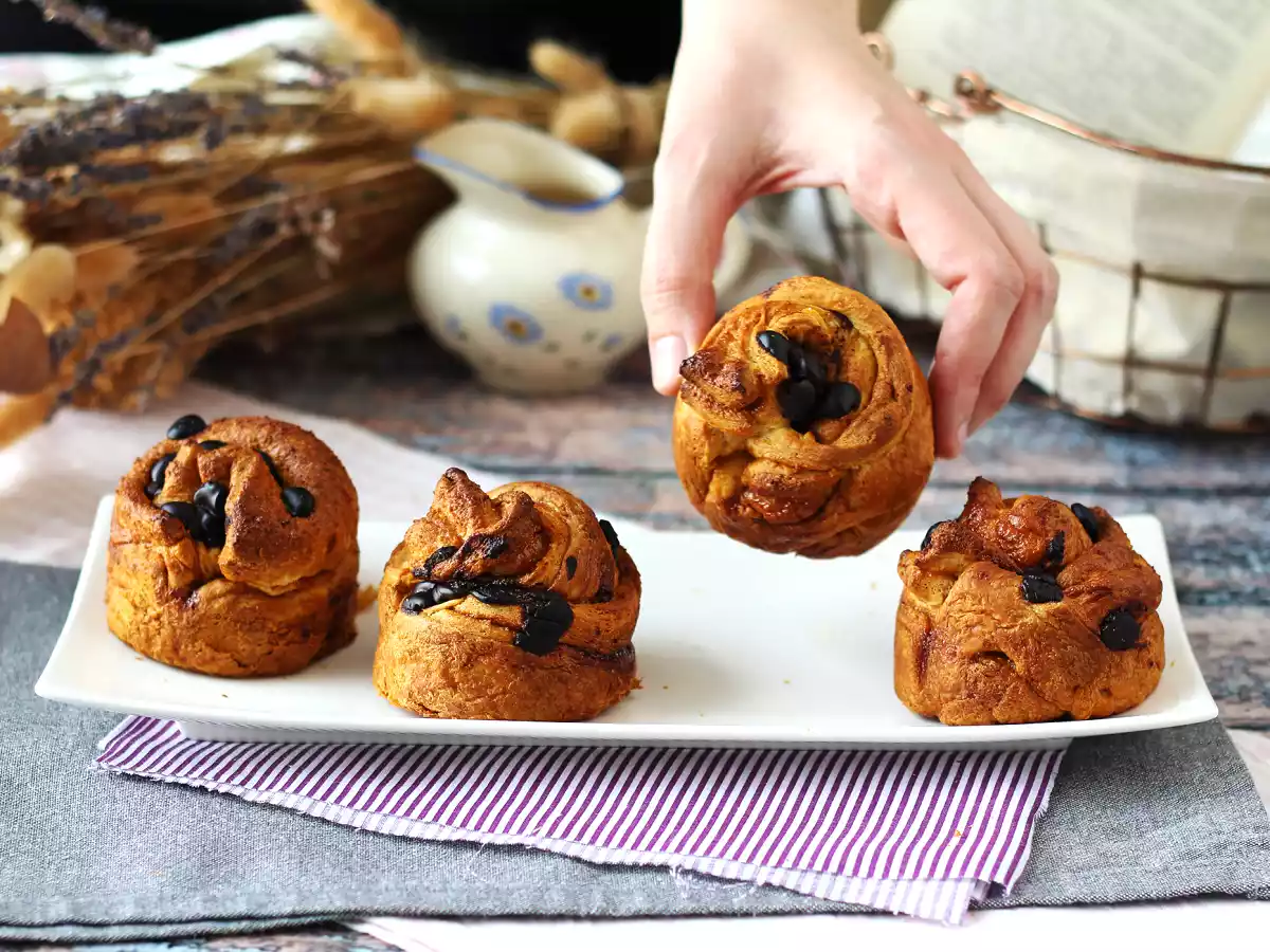 Cruffin de crema pastelera y chocolate, la fusión perfecta entre croissant y muffin