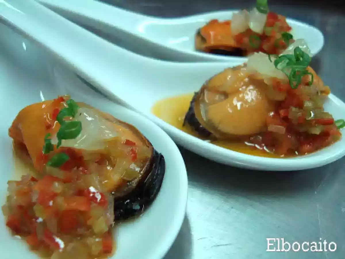 Cucharillas de mejillones cocidos, con vinagreta templada de verduritas y limón en vivo