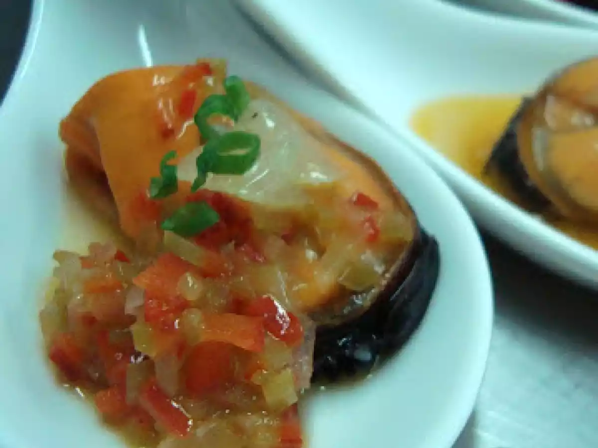 Cucharillas de mejillones cocidos, con vinagreta templada de verduritas y limón en vivo - foto 2