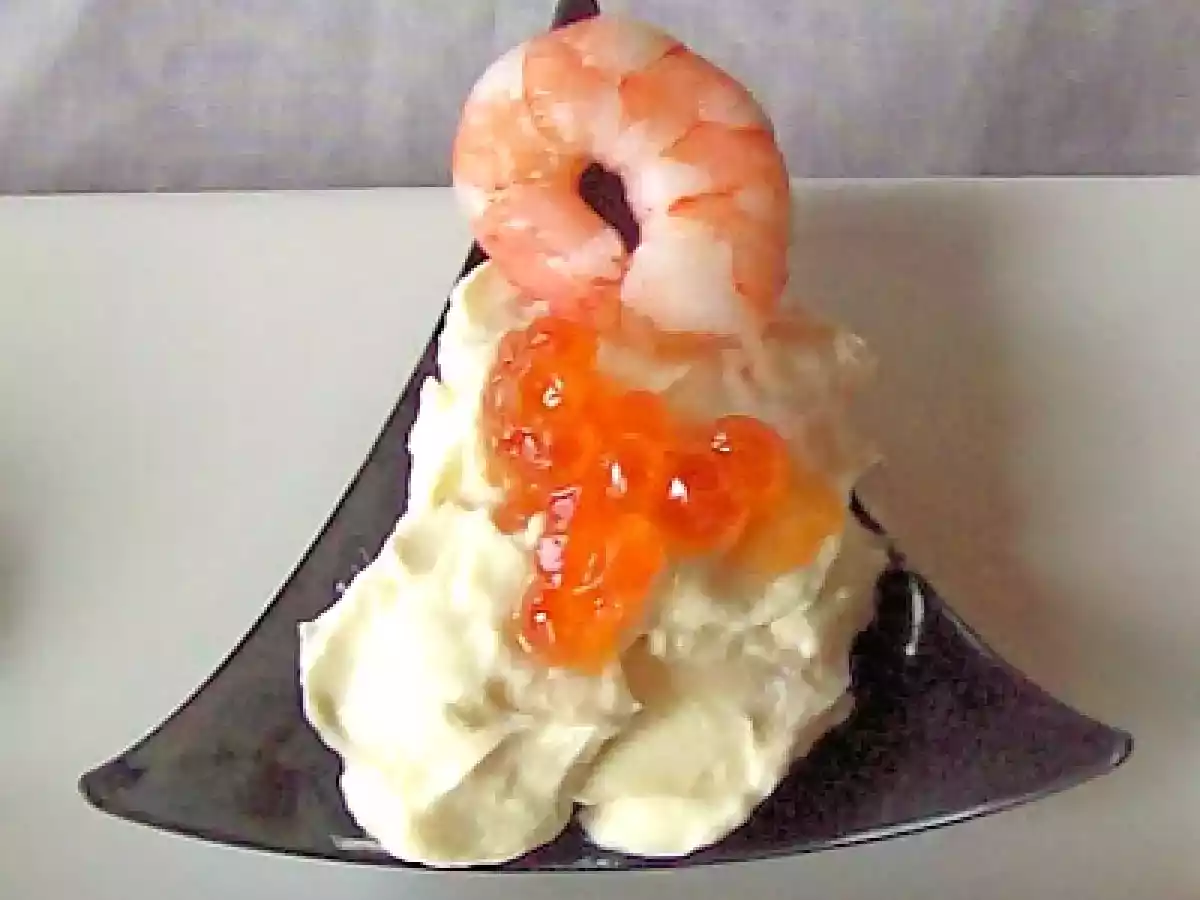 Cucharita de crema de queixo do Cebreiro con gambas y huevas de salmón.-