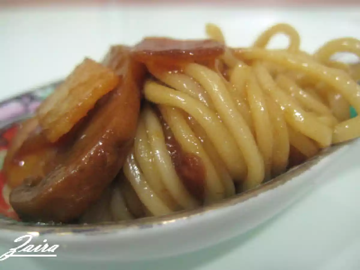 Cucharitas de pasta con champiñones, bacon y cebolla confitada