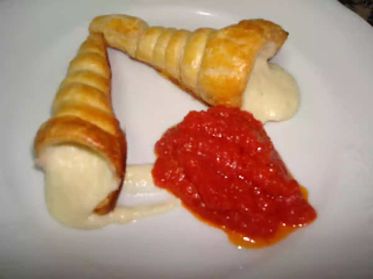 Cucuruchos con brandada de bacalao y salsa de tomate