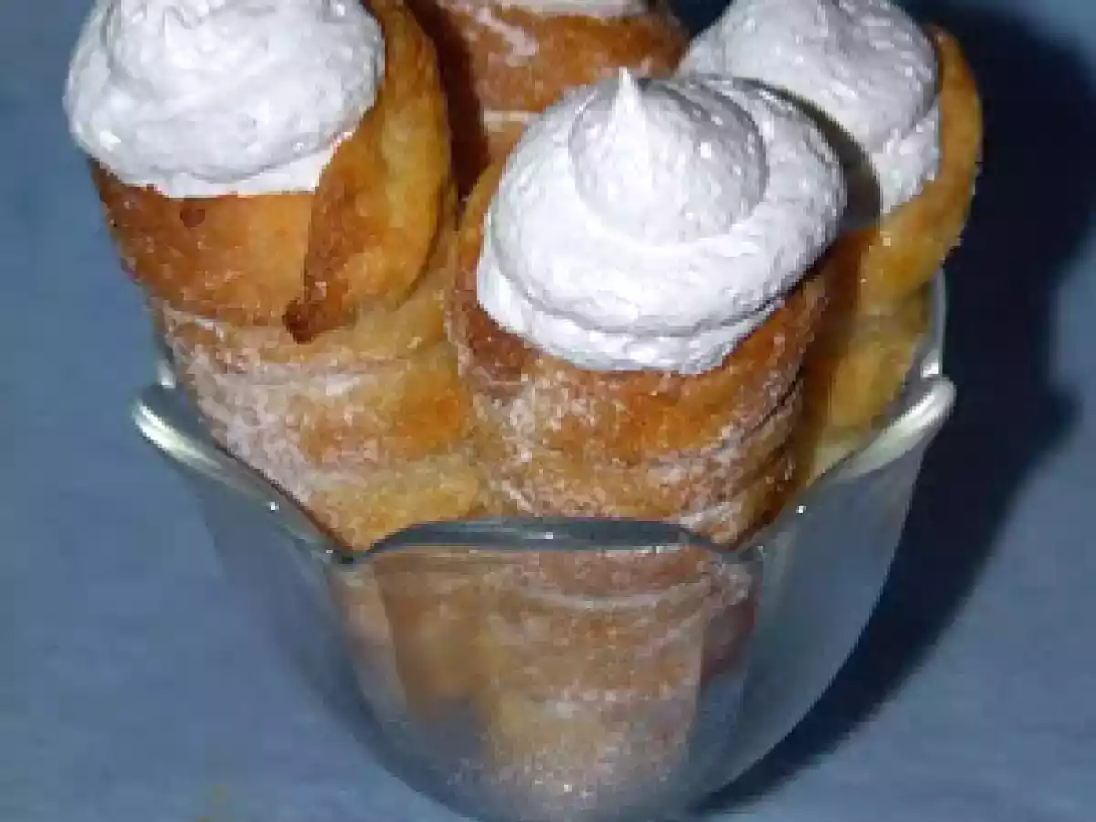 CUCURUCHOS DE HOJALDRE CON MERENGUE