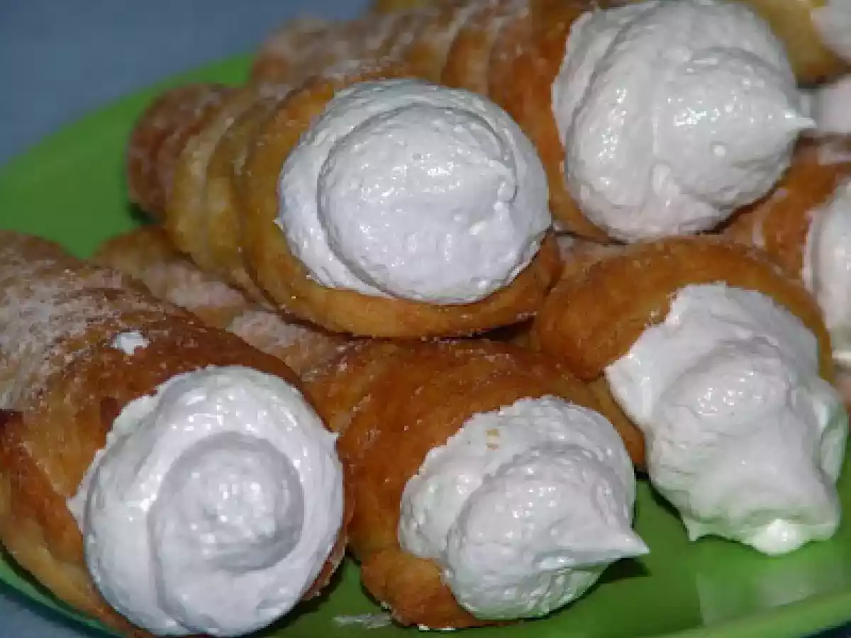 CUCURUCHOS DE HOJALDRE CON MERENGUE - foto 2