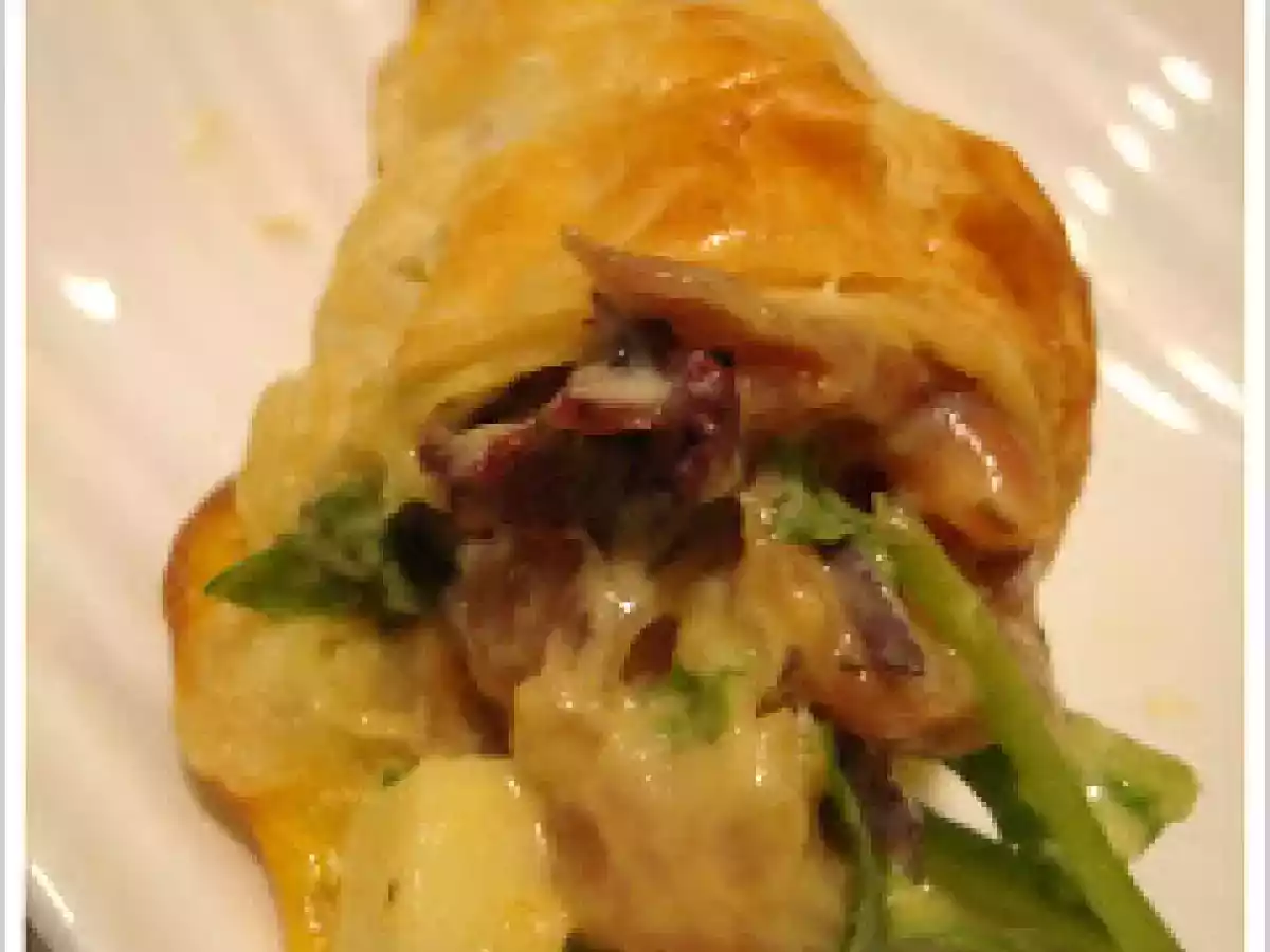 Cucuruchos de hojaldre rellenos de ensalada de salmón y queso a la mostaza de eneldo.