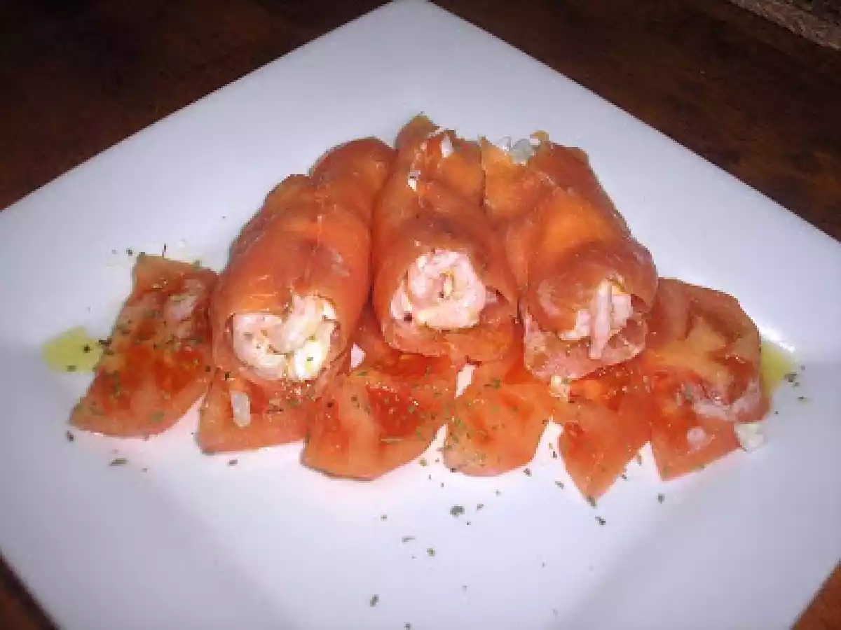 CUCURUCHOS DE SALMÓN AHUMADO EN CAMITA DE TOMATE.